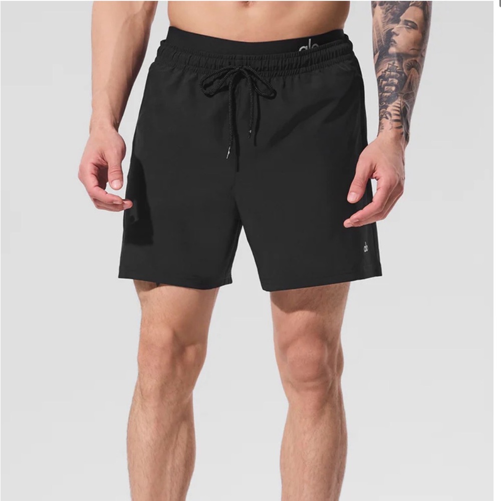 ALO 7” Circuit Black Shorts